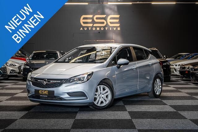Grijs Gebruikt 2017 Opel Astra Edition Hatchback | € 9.895 (Eerlijke prijs) - Afbeelding 1/4
