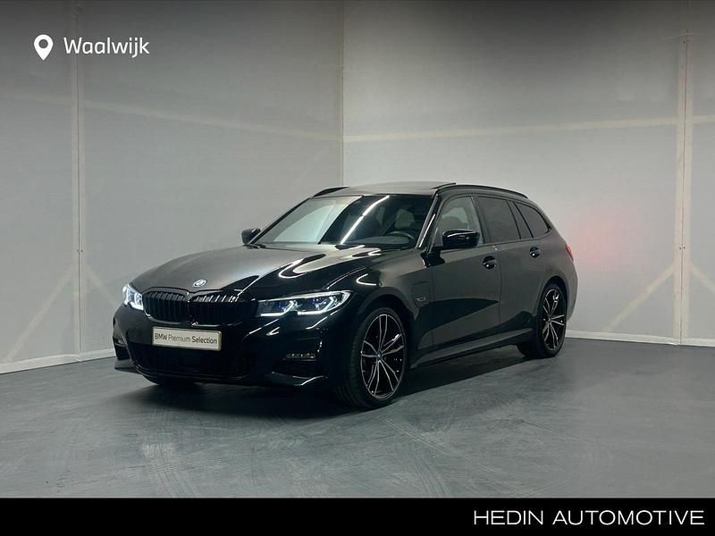 Zwart Occasion 2021 BMW 320e Shadowline Stationwagen | € 34.880 (Iets duurder) - Afbeelding 1/4