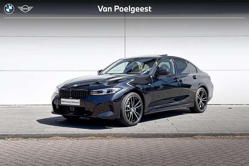 Zwart, metallic lak Gebruikt 2025 BMW 330e Basis Sedan | € 54.900 (Eerlijke prijs) - Afbeelding 1/4