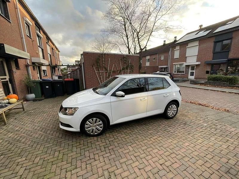 Wit Gebruikt 2016 Skoda Fabia Ambition Hatchback | € 7.500 (Eerlijke prijs) - Afbeelding 1/4