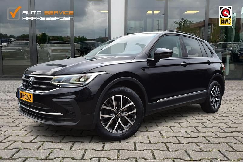 Zwart Gebruikt 2022 VW Tiguan Life SUV | € 28.900 (Eerlijke prijs) - Afbeelding 1/4