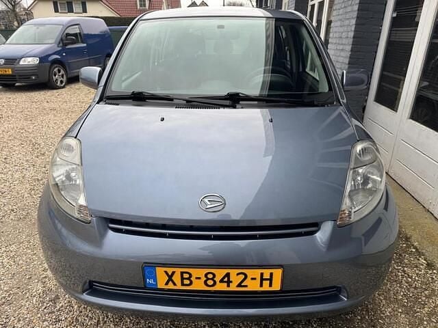 Occasion Daihatsu Sirion 91 PK (66 kW) 2010 Grijs (metallic) Hatchback