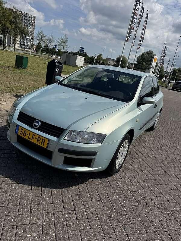 Grijs Gebruikt 2002 Fiat Stilo Active Hatchback | € 750 (Goede deal) - Afbeelding 1/4