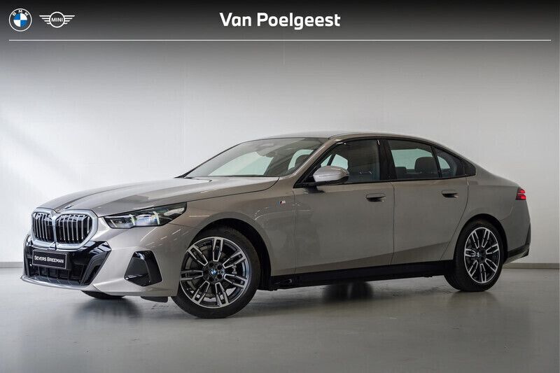 Oxidgrau ii metallic (licht beige metallic) Gebruikt 2024 BMW 520 M Sport Sedan | € 78.995 - Afbeelding 1/4