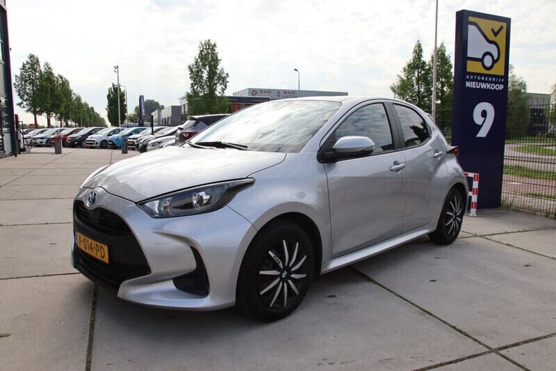 Grijs Gebruikt 2022 Toyota Yaris Hybrid Hatchback | € 16.949 (Goede deal) - Afbeelding 1/4
