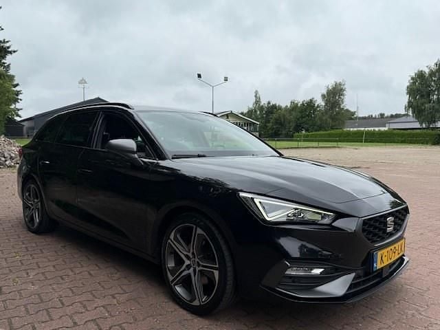 Zwart Gebruikt 2021 Seat Leon FR Stationwagen | € 19.900 (Eerlijke prijs) - Afbeelding 1/4