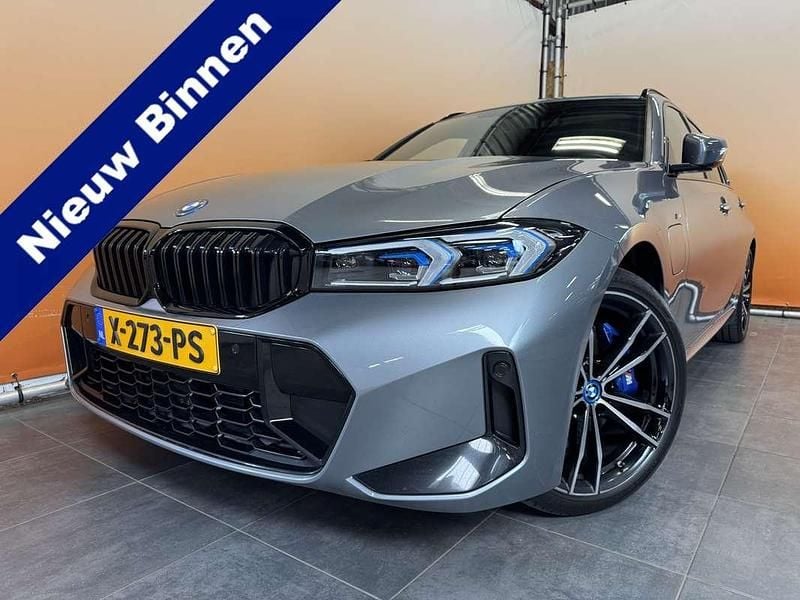 Grijs Gebruikt 2024 BMW 330e M Sport Stationwagen | € 42.900 - Afbeelding 1/4