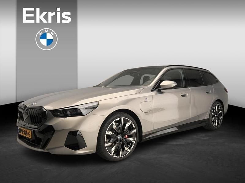Oxidgrau metallic (grijs metallic) Gebruikt 2025 BMW 530e Comfort Edition Stationwagen | € 94.900 - Afbeelding 1/4