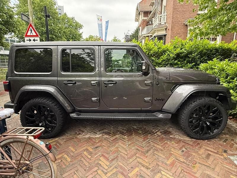 Grijs (metallic) Gebruikt 2022 Jeep Wrangler Unlimited Sahara SUV | € 74.000 - Afbeelding 1/4