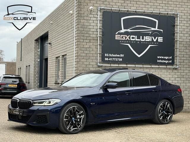 Blauw (metallic) Gebruikt 2022 BMW 545e Comfort Edition Sedan | € 44.500 (Goede deal) - Afbeelding 1/4