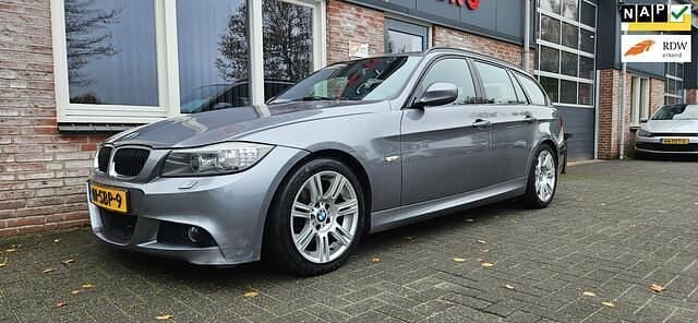 Grijs Gebruikt 2011 BMW 318 M Sport Stationwagen | € 4.950 (Goede deal) - Afbeelding 1/4