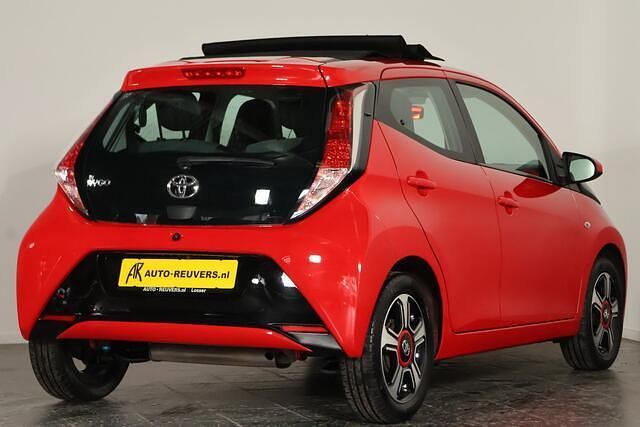 Occasion Toyota Aygo X-wave 69 PK (50 kW) 2017 Rood Hatchback