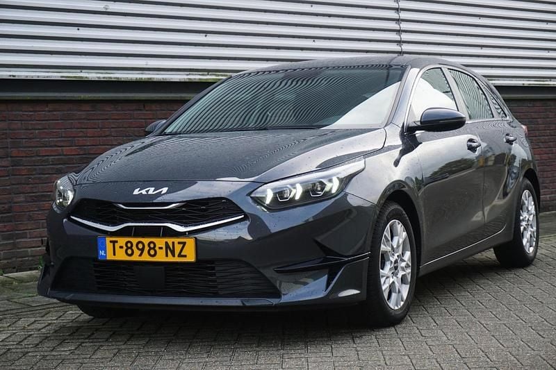 Grijs Gebruikt 2023 Kia Ceed Hatchback | € 18.950 (Goede deal) - Afbeelding 1/4