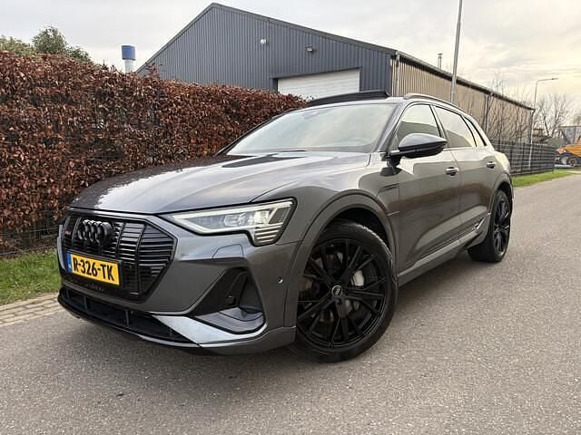 Grijs Gebruikt 2022 Audi e-tron S-Line SUV | € 34.750 (Goede deal) - Afbeelding 1/4