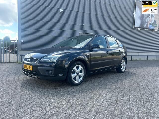 Zwart, metallic lak Gebruikt 2005 Ford Focus Hatchback | € 2.595 (Goede deal) - Afbeelding 1/4