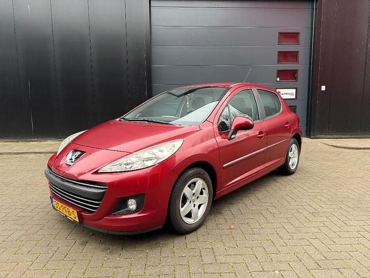Rood (metallic) Gebruikt 2011 Peugeot 207 Style Hatchback | € 2.250 (Goede deal) - Afbeelding 1/4