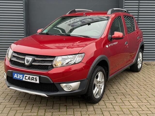 Rood Gebruikt 2013 Dacia Sandero Lauréate Hatchback | € 5.950 (Eerlijke prijs) - Afbeelding 1/4