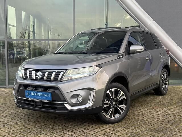 Grijs (metallic) Gebruikt 2022 Suzuki Vitara Style SUV | € 23.950 (Goede deal) - Afbeelding 1/4
