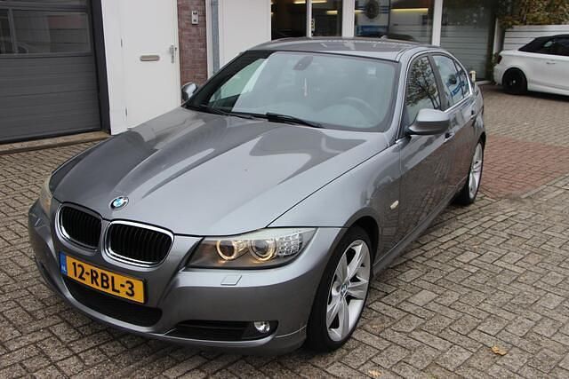 Grijs Gebruikt 2011 BMW 318 Luxury Line Sedan | € 10.950 (Eerlijke prijs) - Afbeelding 1/4