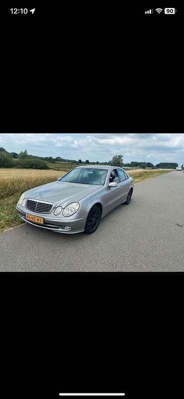 Grijs Gebruikt 2004 Mercedes E200 Avantgarde Sedan | € 5.300 (Eerlijke prijs) - Afbeelding 1/4
