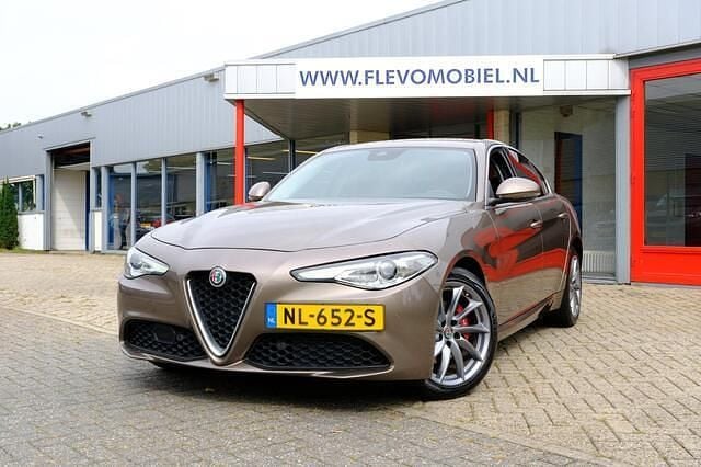 Grijs Gebruikt 2017 Alfa Romeo Giulia Business Sedan | € 16.450 (Eerlijke prijs) - Afbeelding 1/4