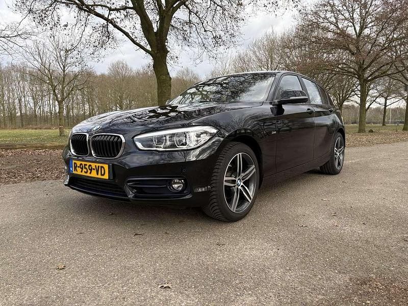 Zwart Gebruikt 2017 BMW 118 Executive Hatchback | € 11.500 (Goede deal) - Afbeelding 1/4