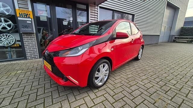 Rood Occasion 2014 Toyota Aygo X-play Hatchback | € 7.450 (Eerlijke prijs) - Afbeelding 1/4