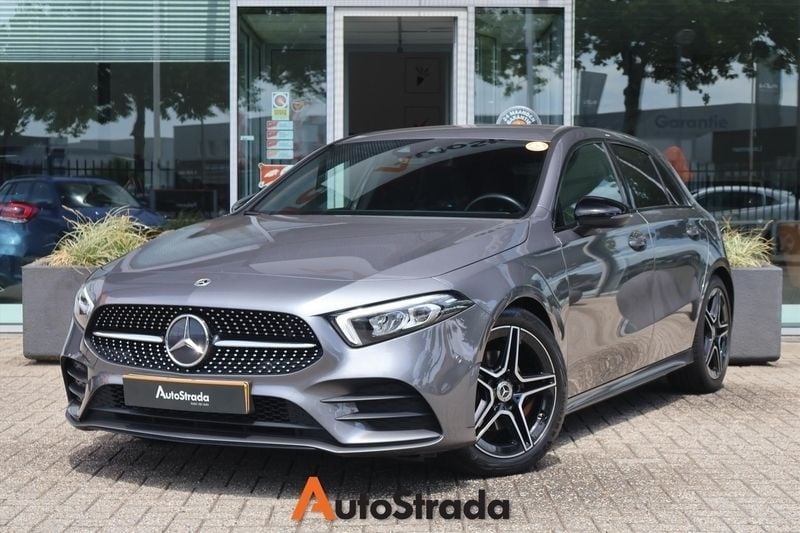 Grijs Gebruikt 2021 Mercedes A180 AMG line Hatchback | € 27.400 (Eerlijke prijs) - Afbeelding 1/4
