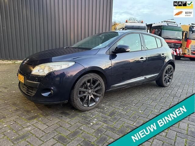 Blauw (metallic) Occasion 2010 Renault Mégane III Dynamique Hatchback | € 2.999 (Goede deal) - Afbeelding 1/4