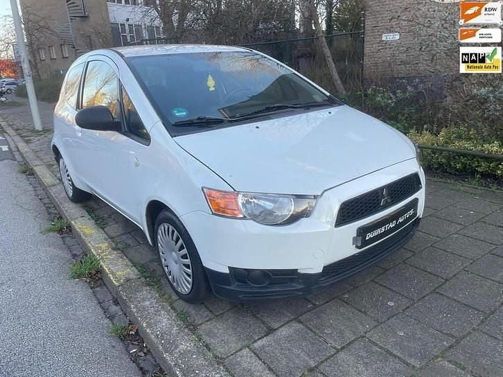 Wit Gebruikt 2011 Mitsubishi Colt Edition Hatchback | € 999 (Eerlijke prijs) - Afbeelding 1/4