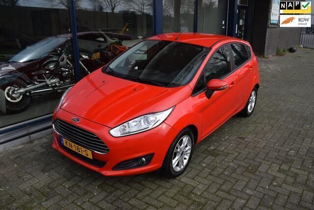Rood Gebruikt 2015 Ford Fiesta Hatchback | € 5.950 (Eerlijke prijs) - Afbeelding 1/4