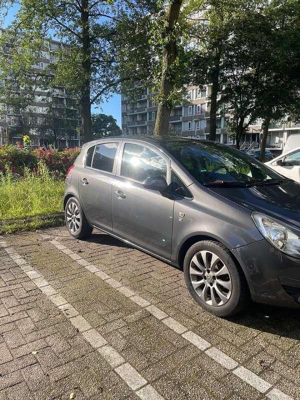 Grijs Gebruikt 2010 Opel Corsa Edition MPV | € 2.250 (Goede deal) - Afbeelding 1/4