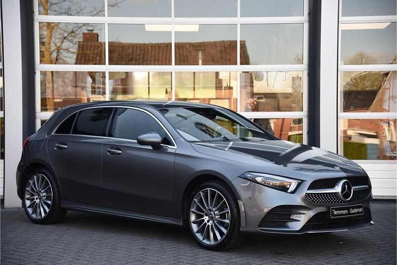 Grijs Gebruikt 2022 Mercedes A250 AMG line Hatchback | € 33.875 (Iets duurder) - Afbeelding 1/4
