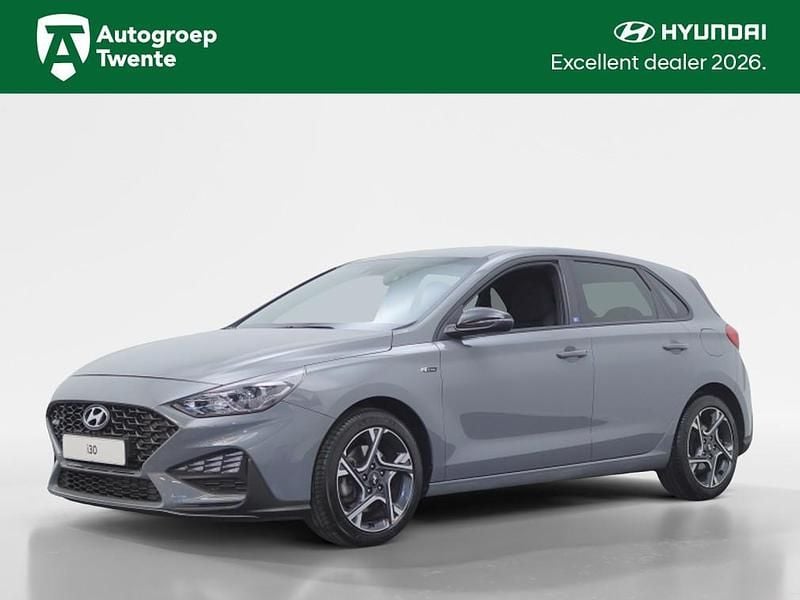 Abyss black (zwart metallic) Occasion 2024 Hyundai i30 N Line Hatchback | € 22.950 (Eerlijke prijs) - Afbeelding 1/4