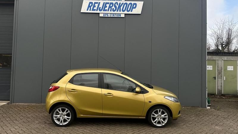 Geel (metallic) Occasion 2008 Mazda 2 Hatchback | € 3.300 (Eerlijke prijs) - Afbeelding 1/4