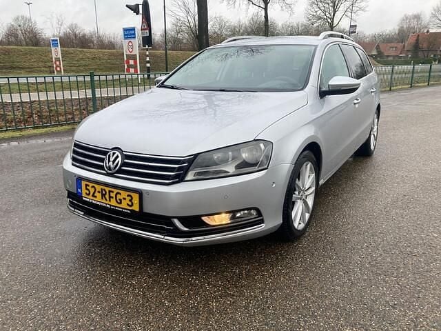 Grijs Occasion 2011 VW Passat Highline Stationwagen | € 3.499 (Super prijs) - Afbeelding 1/4