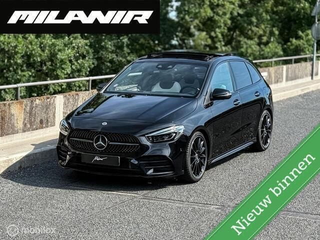 Zwart, metallic lak Gebruikt 2021 Mercedes B180 AMG line MPV | € 32.950 (Duur) - Afbeelding 1/4