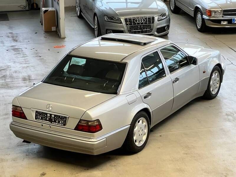 Zilverbrilliantsilbermet. Gebruikt 1995 Mercedes E500 Sedan | € 47.490 - Afbeelding 1/4