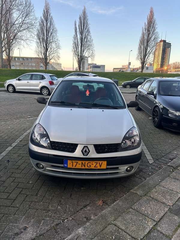 Grijs Gebruikt 2003 Renault Clio II Expression Hatchback | € 750 (Super prijs) - Afbeelding 1/4