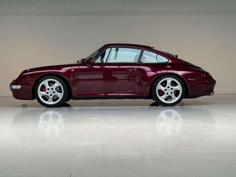 Rood, metallic lak Gebruikt 1996 Porsche 911 Carrera 4S Coupé | € 146.950 - Afbeelding 1/4