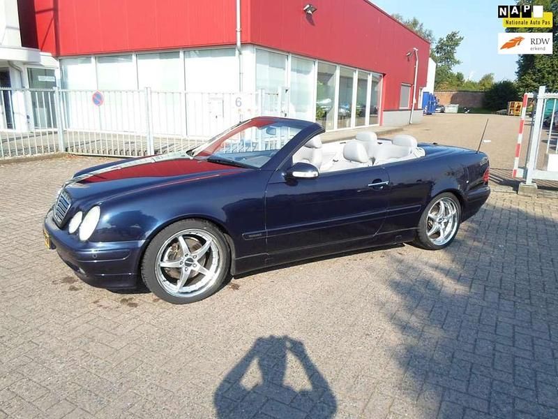 Blauw (metallic) Occasion 2001 Mercedes CLK320 Elegance Cabriolet | € 5.750 (Eerlijke prijs) - Afbeelding 1/4