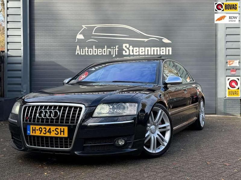 Zwart (metallic) Occasion 2007 Audi A8 S-Line Sedan | € 14.950 (Eerlijke prijs) - Afbeelding 1/4