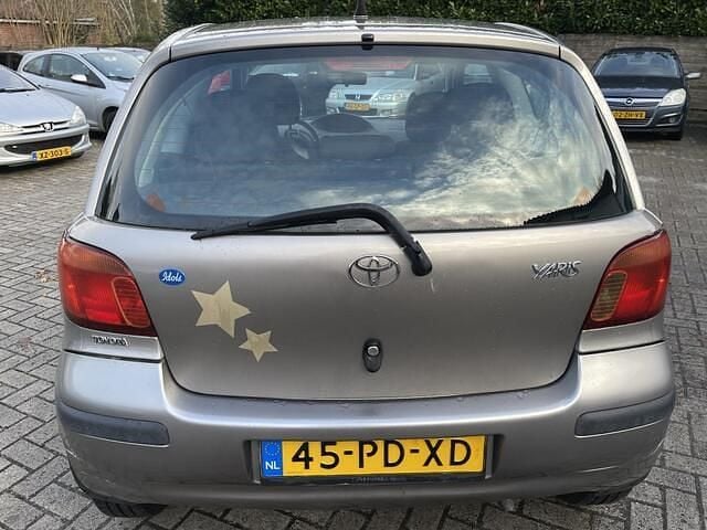 Occasion Toyota Yaris 65 PK (47 kW) 2004 Grijs, metallic lak Hatchback