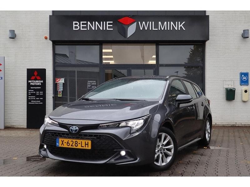 Grijs Gebruikt 2023 Toyota Corolla Active Stationwagen | € 24.895 (Goede deal) - Afbeelding 1/4