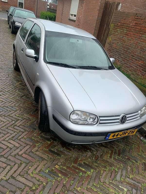 Zilver Gebruikt 2002 VW Golf IV Hatchback | € 600 (Super prijs) - Afbeelding 1/4
