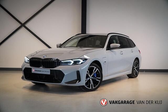 Grijs Occasion 2023 BMW 330 M Sport Stationwagen | € 38.950 (Eerlijke prijs) - Afbeelding 1/4