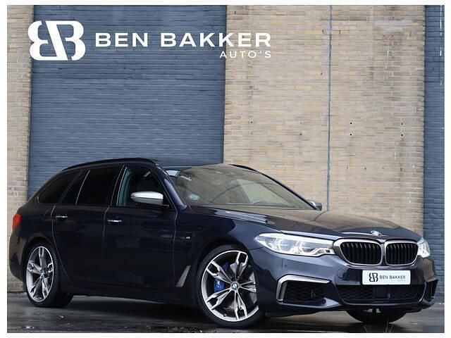 Zwart (metallic) Gebruikt 2018 BMW M550 M Sport Sedan | € 49.900 (Duur) - Afbeelding 1/4