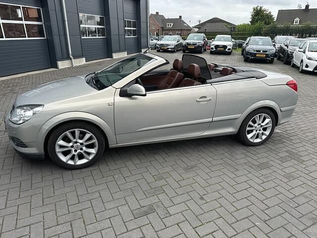 Grijs Gebruikt 2009 Opel Astra Cabriolet Cosmo Cabriolet | € 4.950 (Eerlijke prijs) - Afbeelding 1/4