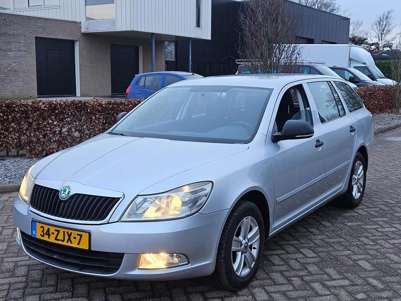 Grijs Occasion 2013 Skoda Octavia Business Line Stationwagen | € 2.250 (Goede deal) - Afbeelding 1/4
