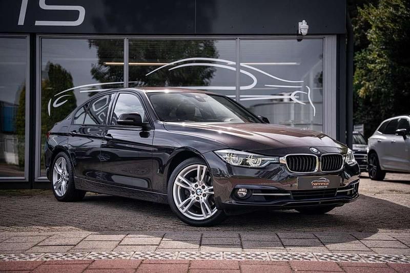 Bruin (metallic) Occasion 2017 BMW 330e Executive Sedan | € 21.250 (Super prijs) - Afbeelding 1/4